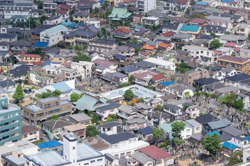 寺と墓地のある都市の街並み