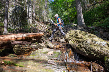 Wanderin im Höllbach Gespreng im Nationalpark Bayerischer Wald