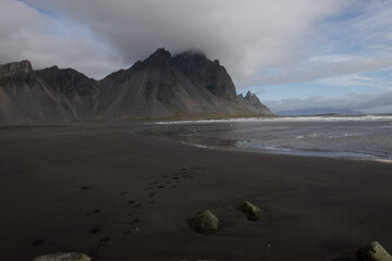 Fototapeta na wymiar Die imposanten Berge von Vestrahorn in Island