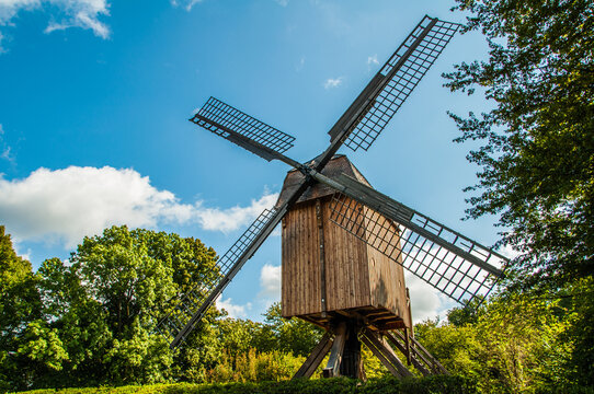    Bockwindm&uuml;hle  im Hermann - L&ouml;ns -  Park ,   Hannover.  Post mill in Hermann L&ouml;ns Park, Hanover