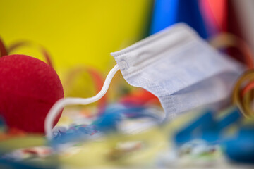 Karneval bei Corona, Covid-19, Konfetti, Pappnase, Einwegmaske