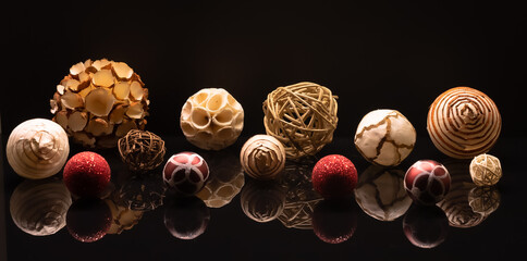 Décorations de Noël zéro déchet avec boules en papier recyclable pour arbre de Noël. Concept écologique de décorations.