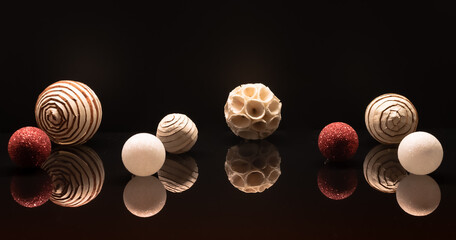 Décorations de Noël zéro déchet avec boules en papier recyclable pour arbre de Noël. Concept écologique de décorations.