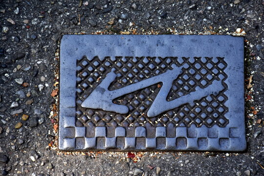 Blitzsymbol aus Metall auf der Stra&szlig;e