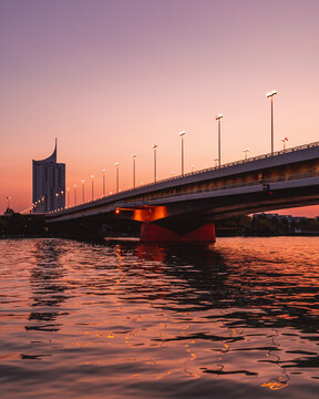Reichsbrücke und das Hochhaus Neue Donau in der Morgendämmerung; Wien
