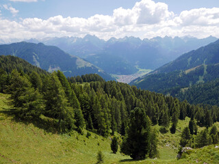 Fototapeta premium scenico panorama delle montagne dolomitiche tra rocce e verdi vallate