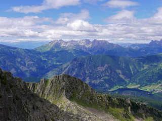 Fototapeta premium scenico panorama delle montagne dolomitiche tra rocce e verdi vallate