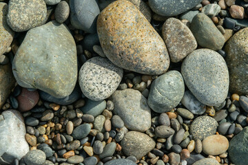 Seixos em praia no Estreito de Magalhães, Chile