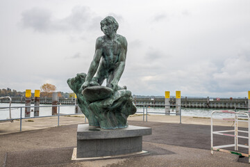 Fototapeta premium Skulptur am Hafen in Friedrichshafen am Bodensee