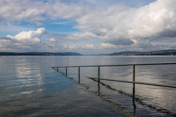 Geländer, das ins Wasser führt am Bodensee