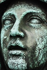 Obraz premium Beautiful view marble statue in the necropolis