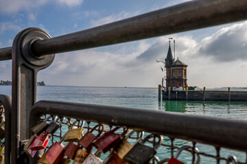 Liebesschlösser an der Hafenausfahrt in Konstanz am Bodensee