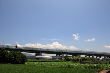 青空と高速道路