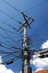 Poste cheio de fios