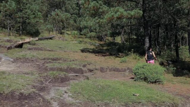 Mujer joven de trail running corriendo en la monta&ntilde;a al aire libre, haciendo entrenamiento de resistencia. Estilo de vida saludable y disciplina deportiva