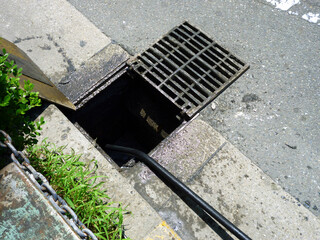 下水道のゴミ撤去作業