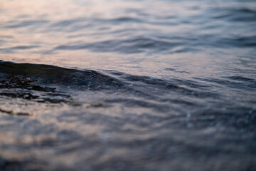 Eine kleine Welle im Meer