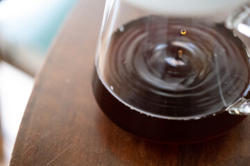 Tropfen des Filterkaffees