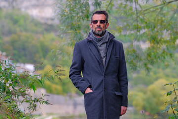 Homme debout dans un parc