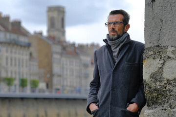 homme debout dans la ville