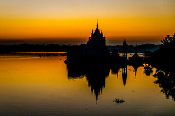 Naklejka premium The Taungthaman lake near the U Bein bridge in Mandalay
