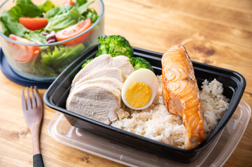 body building lunch box image with chicken breast, salmon and brown rice