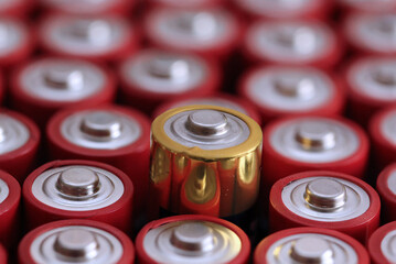 Viele Batterien, R6 Batterien mit dem + Pol nach oben stehen nebeneinander.