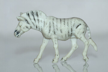 Spielzeugfigur eines Zebra. Diese Figur stammt noch aus der ehemaligen DDR.