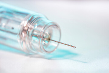 Spritze Thrombose - Thrombosespritze mit Nadel und Tropfen Medizin