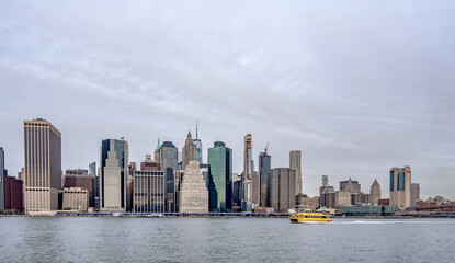 Fototapeta premium new york city skyline on a cloudy day