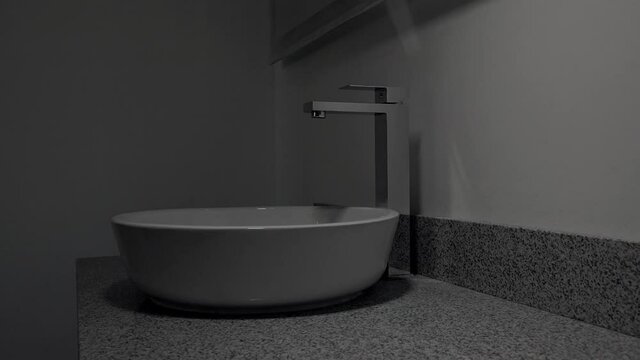 Lavabo de departamento de lujo con iluminaci&oacute;n din&aacute;mica y elegante