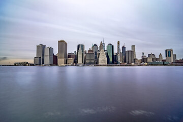 Fototapeta na wymiar new york city skyline on a cloudy day
