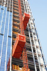 Fototapeta premium ビル建築工事現場のリフト