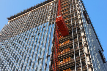 ビル建築工事現場のリフト