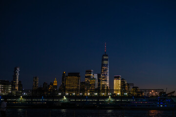 Obraz premium View of skyscrapers along Hudson River in financial district of Manhattan. Skyline of downtown Manhattan at night