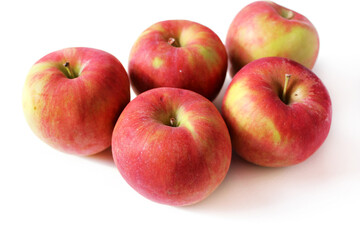 赤く熟した五個のリンゴ