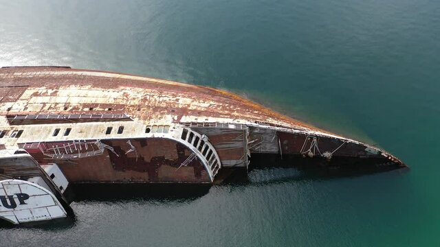 Schiffswrack aus der Luft | Broken Ship from above