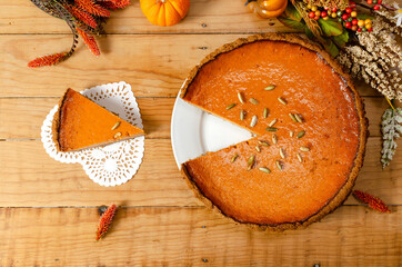 Hermoso pay de calabaza sobre mesa de madera.