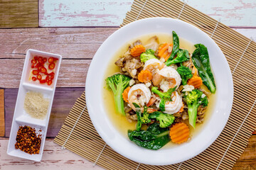 Noodles with shrimp in gravy sauce