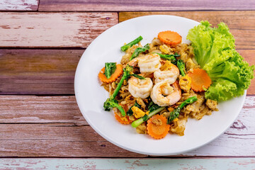 Stir-fried rice noodles with soy sauce and shrimp