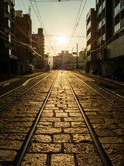 Fototapeta premium 広島市 路面電車の軌道を照らす夕方の光