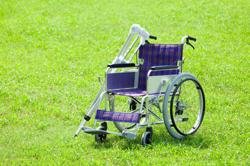 Fototapeta na wymiar 松葉杖と車椅子