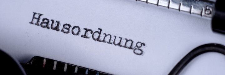 Hausordnung, Text geschrieben auf einer alter Schreibmaschine. Panorama