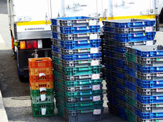 食品の配送トラックとコンテナ