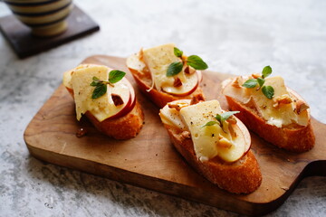 りんごとカマンベールのカナッペ