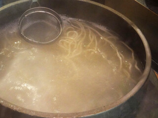 うどんを茹でる