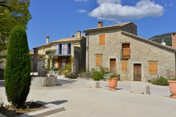 Naklejka premium Place Montferrane à Saint-Auban-sur-l'Ouvèze (26170), Drôme en Auvergne-Rhône-Alpes, France