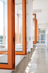 Geöffnete Fenster auf einem Gang in einer Schule