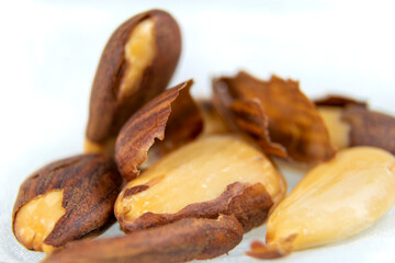 Pelando almendras.
Quitar la piel de las almendras para proceder a su consumo o cocinar.

