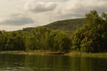 Fototapeta premium Sailing on the river through the stunning Sumidero Canyon in Chiapas, Mexico